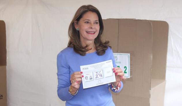 lafm's tweet photo. #URGENTE Marta Lucía Ramírez se convirtió en la primera vicepresidenta en historia de Colombia https://t.co/QTUbTx71rj #ColombiaElige2018 #OigoLAFM https://t.co/WpgjD1Fd5K