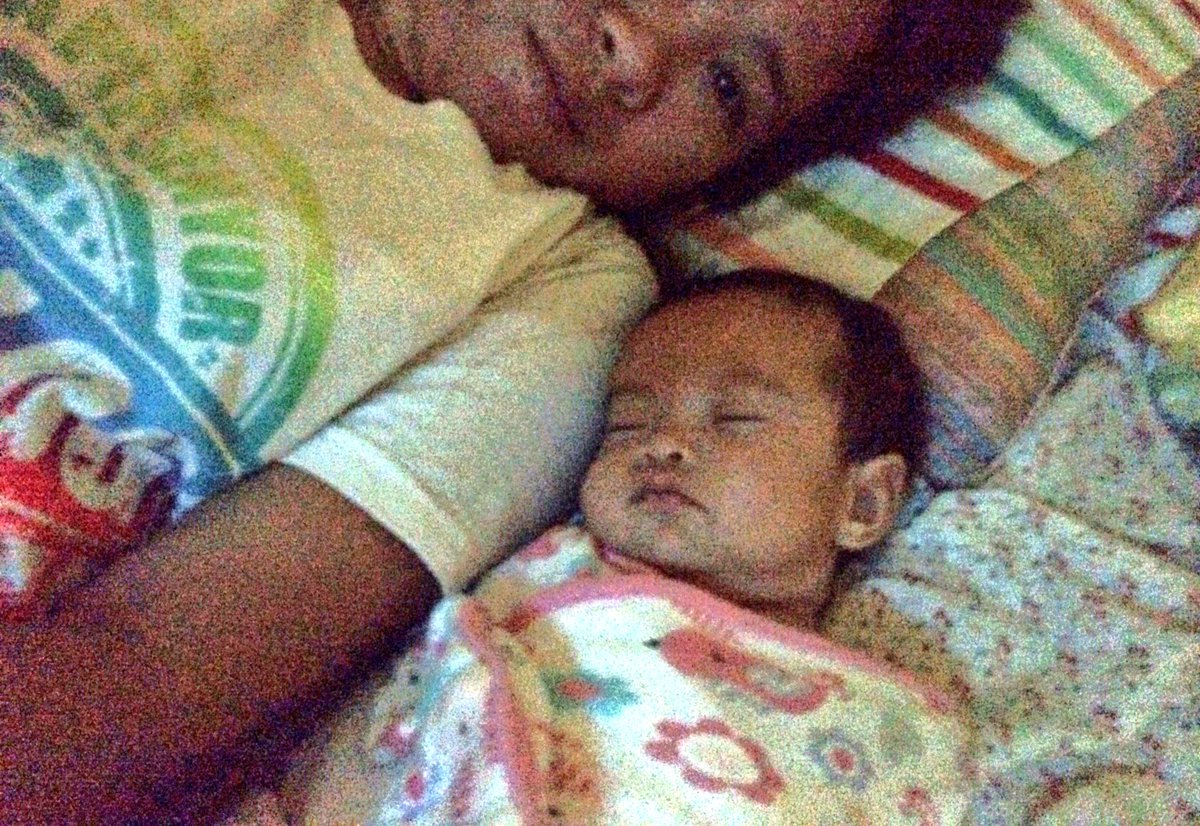 EVHEEEER's tweet photo. Dahil may work sina mama at papa niya kaya kami na muna β€οΈ
Borlogey pa tong katabi ko. Mukhang napadisco kagabi ππ
Good morning π
#TitaDuty https://t.co/7laSbGpU1Q