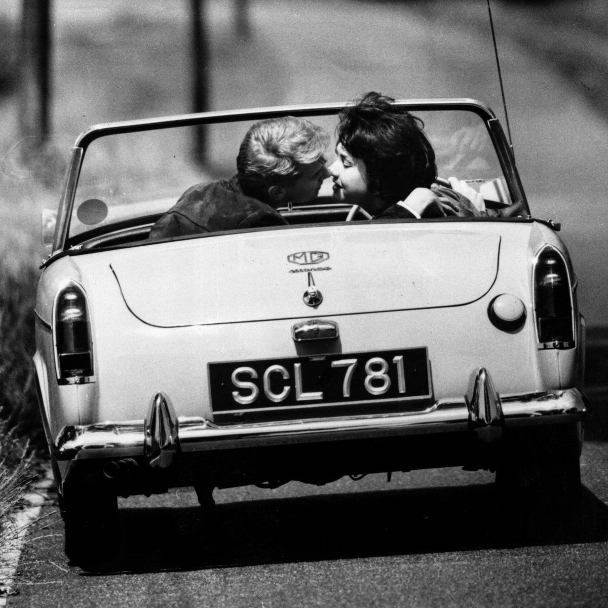 appetenceapp's tweet photo. "When we're incomplete, we're always searching for somebody to complete us. When, after a few years or a few months of a relationship, we find that we're still unfulfilled, we blame our partners and take up with somebody more promising." - @DailyRobbins #tomrobbins #appetence https://t.co/Wd6gnhRYZg