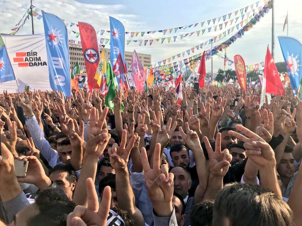 ezilenler's tweet photo. Biz kazanacağız ve kazandığımızı bedeli ne olursa olsun koruyacağız!
#SenleDeğişir
#DemirtaşBizimle https://t.co/nriojVGkXh