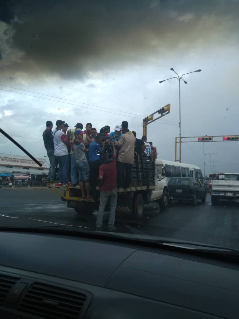 Leonervis's tweet photo. #17Jun Los domingos el transporte público desaparece en #Guayana

Fotos: Cortesía (Avenida Manuel Piar #SanFelix) https://t.co/rf6MEaLdJx