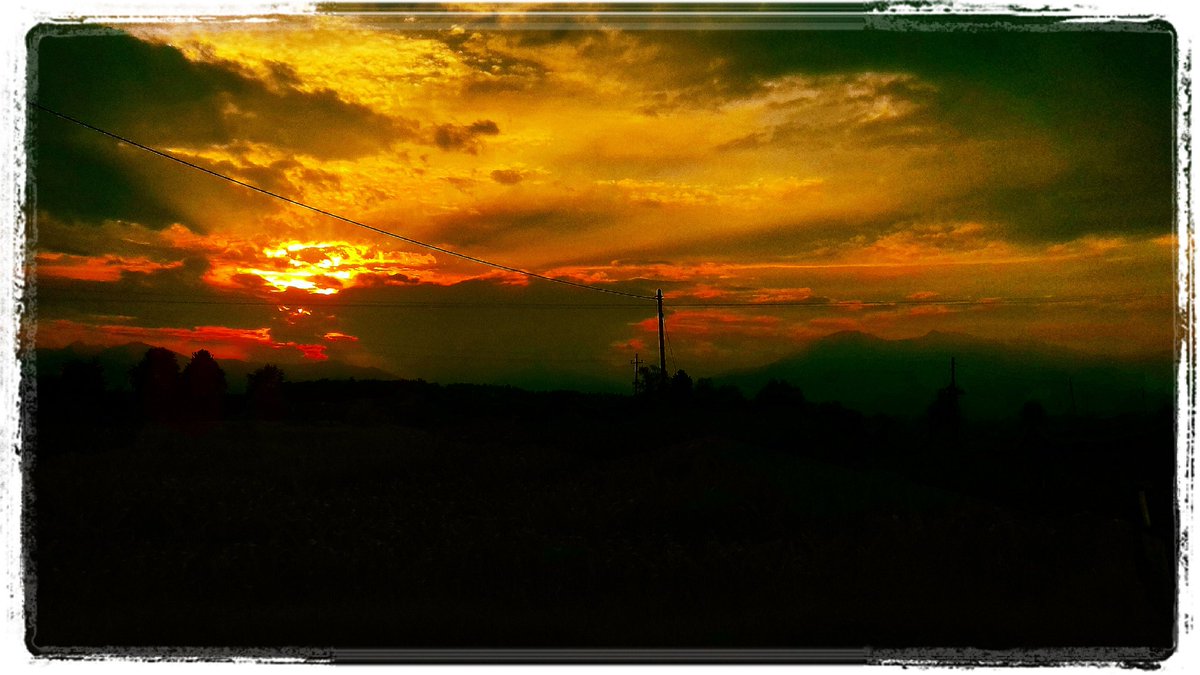 LucyLucilla's tweet photo. Il Tramonto, quel magico momento tra il giorno e la notte, quell’attimo affascinante e incerto, denso di mistero, quell’attimo sospeso tra il nulla e l’infinito... #tramonto #sunset #tramontispettacolari https://t.co/uD9A8VFQlD