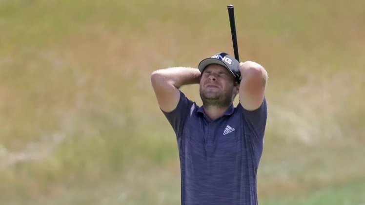 Deadspin's tweet photo. The U.S. Open sucks and is dumb: https://t.co/LvYXND4TPI https://t.co/Z5sD5vwtpY