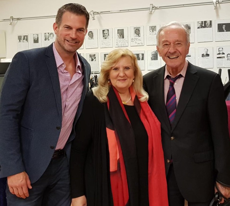 SimonBoerActor's tweet image. Es war eine tolle Lesung heute mit den einzigartigen Texten von #AxelHacke. Danke an Martina Linn-Naumann und ihren Mann, meinen Schauspielerkollegen Horst Naumann, der mit 93 Jahren beweist, dass mein Beruf absolut jung hält! #foreveryoung #boer93 #duisburg #jetztabermalinsbett