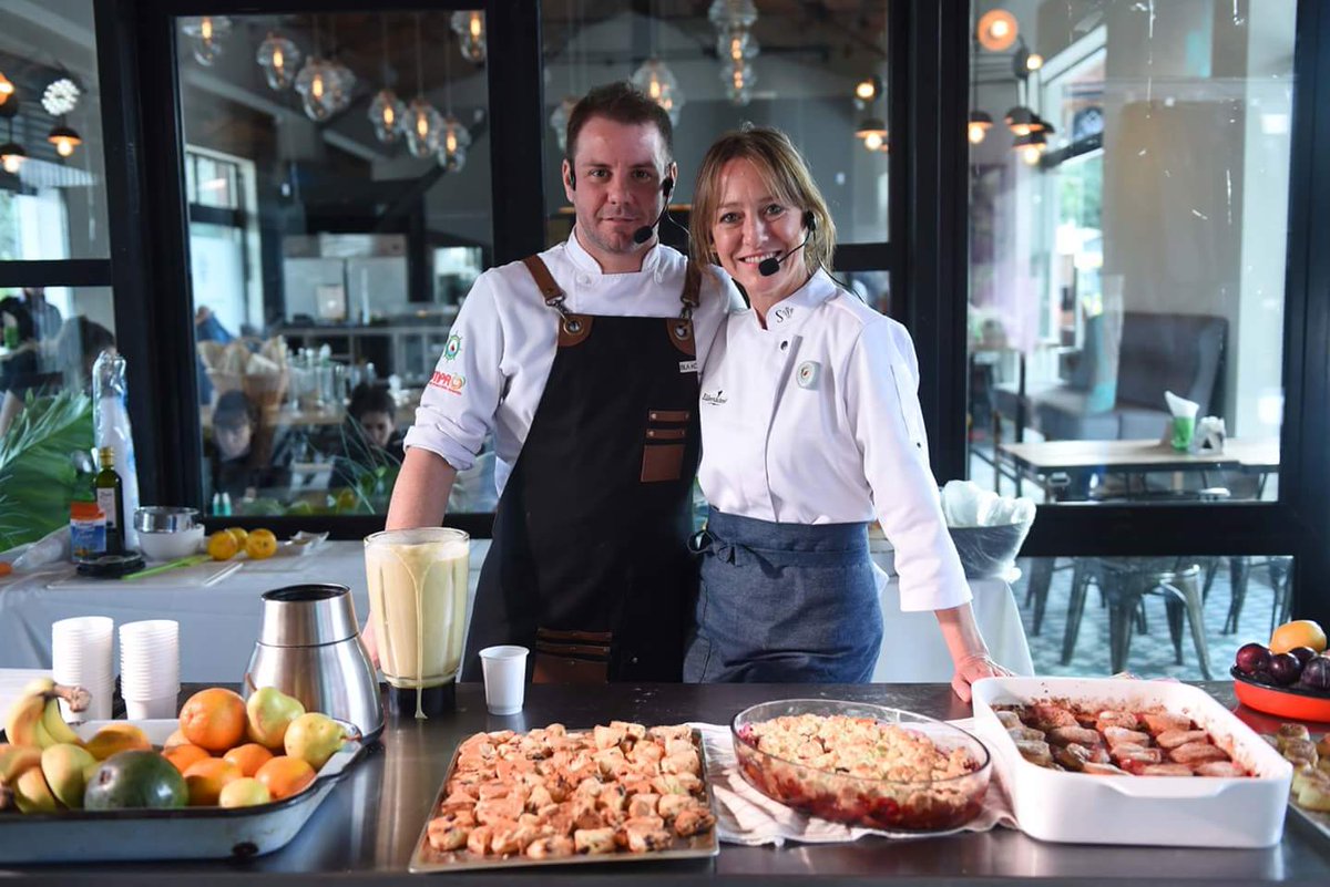 SemanaGR's tweet photo. A un mes de #sgr2018 seguimos mostrándote las múltiples actividades que se desarrollaron en esta edición. En esta ocasión dos genios de la gastronomía local @LeenySchmidt y Gastón Rodriguez Cepeha nos endulzaron con una clase de pastelería y licuados. https://t.co/lFJHjNIeau