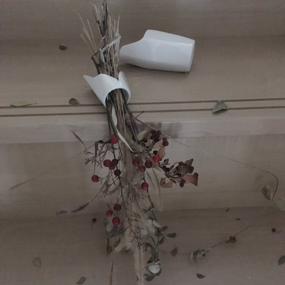 オオムラツヅミ Twitterissa 大好きな花瓶が割れた 突然来る地震ってこんなに怖いんだな スリッパの大事さが沁みた