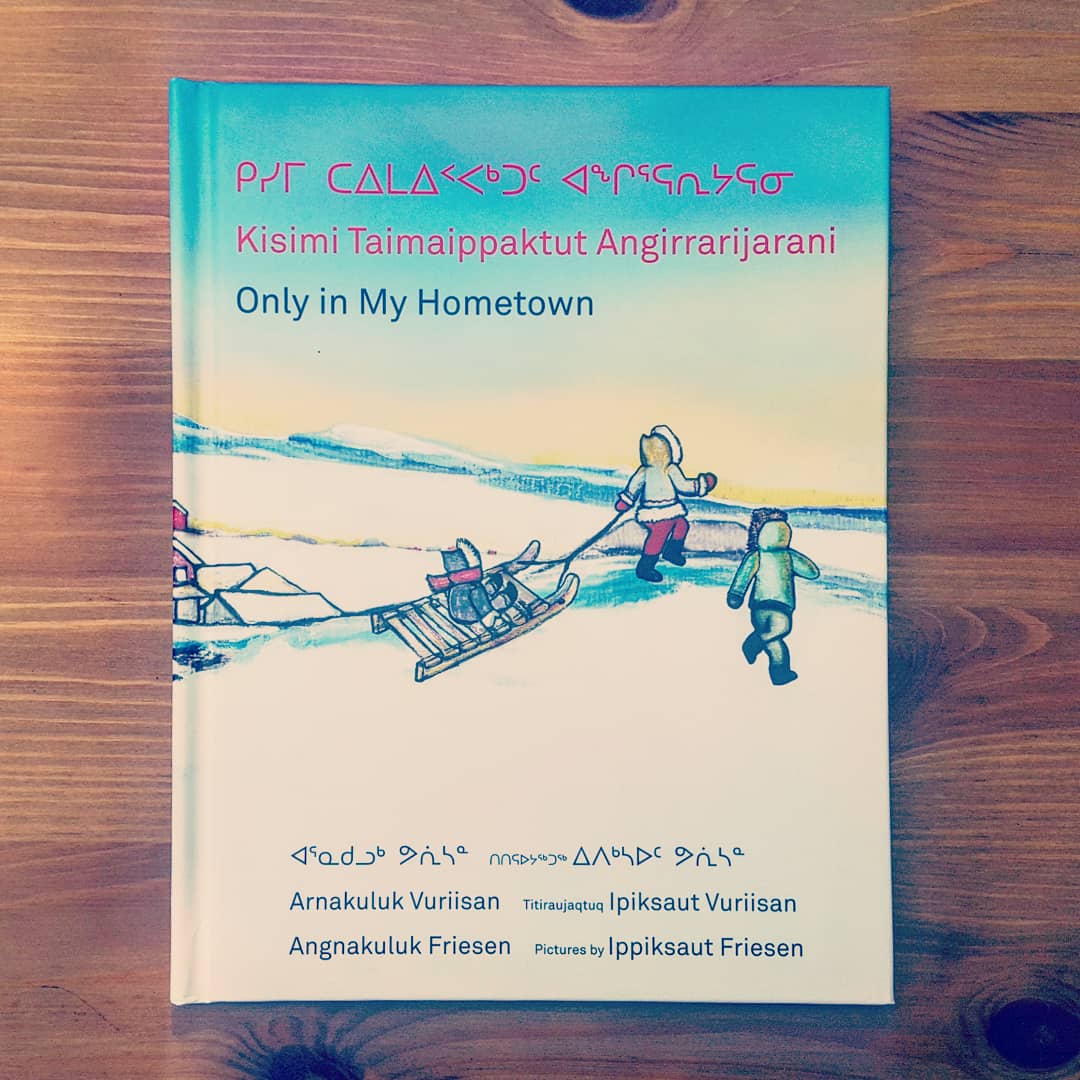 melisslynnee's tweet photo. Read about life in #Nunavut in Kisimi Taimaippaktut Angirrarijarani / ᑭᓯᒥ ᑕᐃᒪᐃᑉᐸᒃᑐᑦ ᐊᖏᕐᕋᕆᔭᕋᓂ / Only in My Hometown. Introduce children to #Inuit culture &amp; language with this unique story @groundwoodbooks #Inuktitut #Inuk #IndigenousReads #Canlit  #diversebooks https://t.co/YbKYkUEElN
