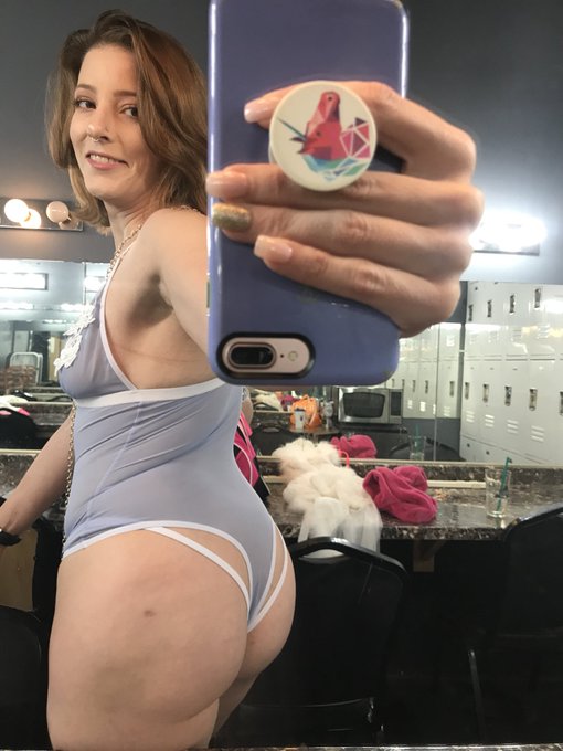 Here, have a belfie from the other night. Happy Sunday. https://t.co/FFqcfsjXiV<a href="/tag/newprofilepic"class="tags"><span>#newprofilepic</span></a>