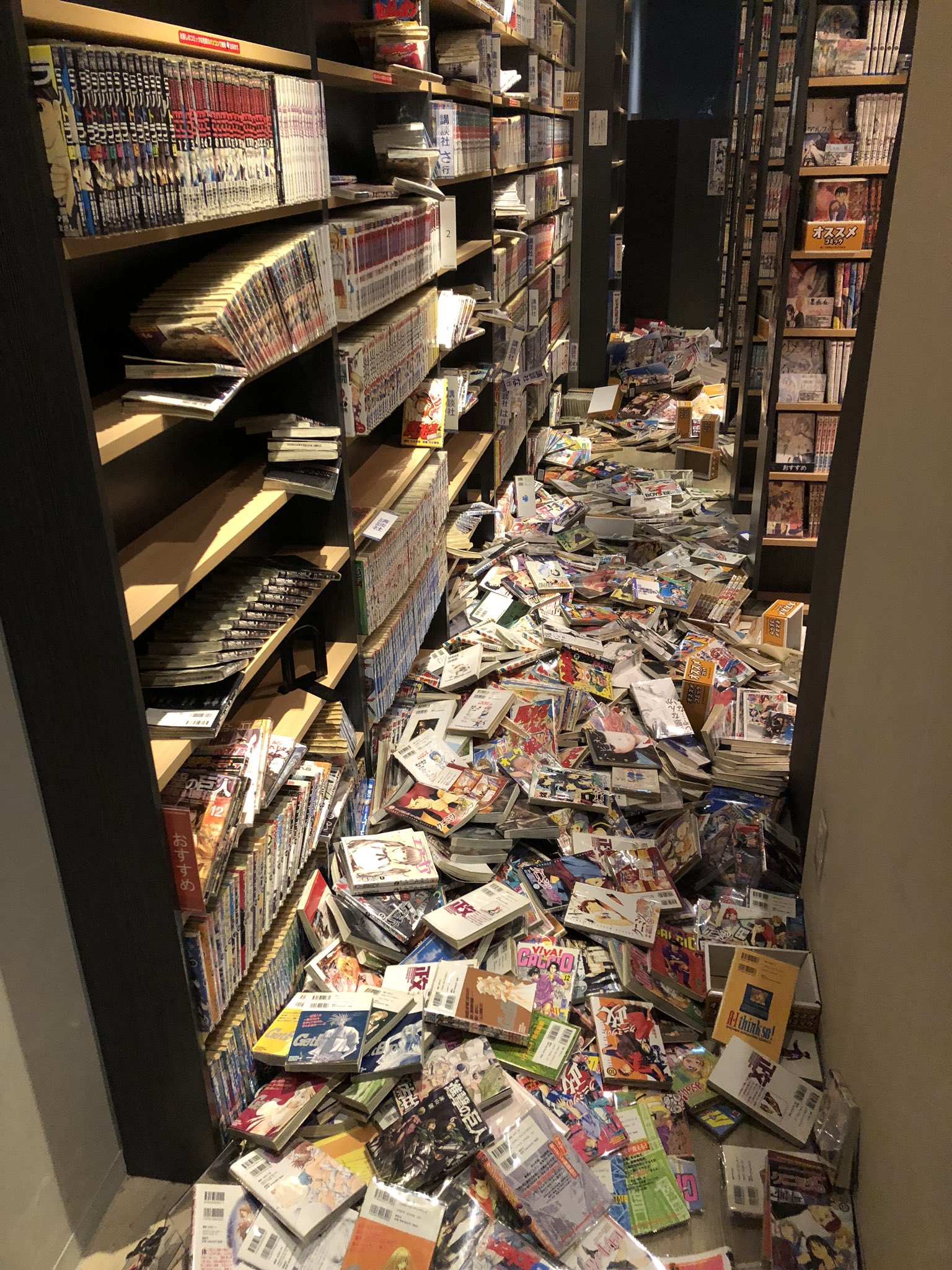 Tewi 今 茨木のネットカフェにいるんだけどさ さっきの震度6弱の地震で店内こんなになってるんやで マジでヤバイって めっちゃ揺れたもん 笑えんかったし 普通に怖かったし T Co Nacdkqnlpd Twitter