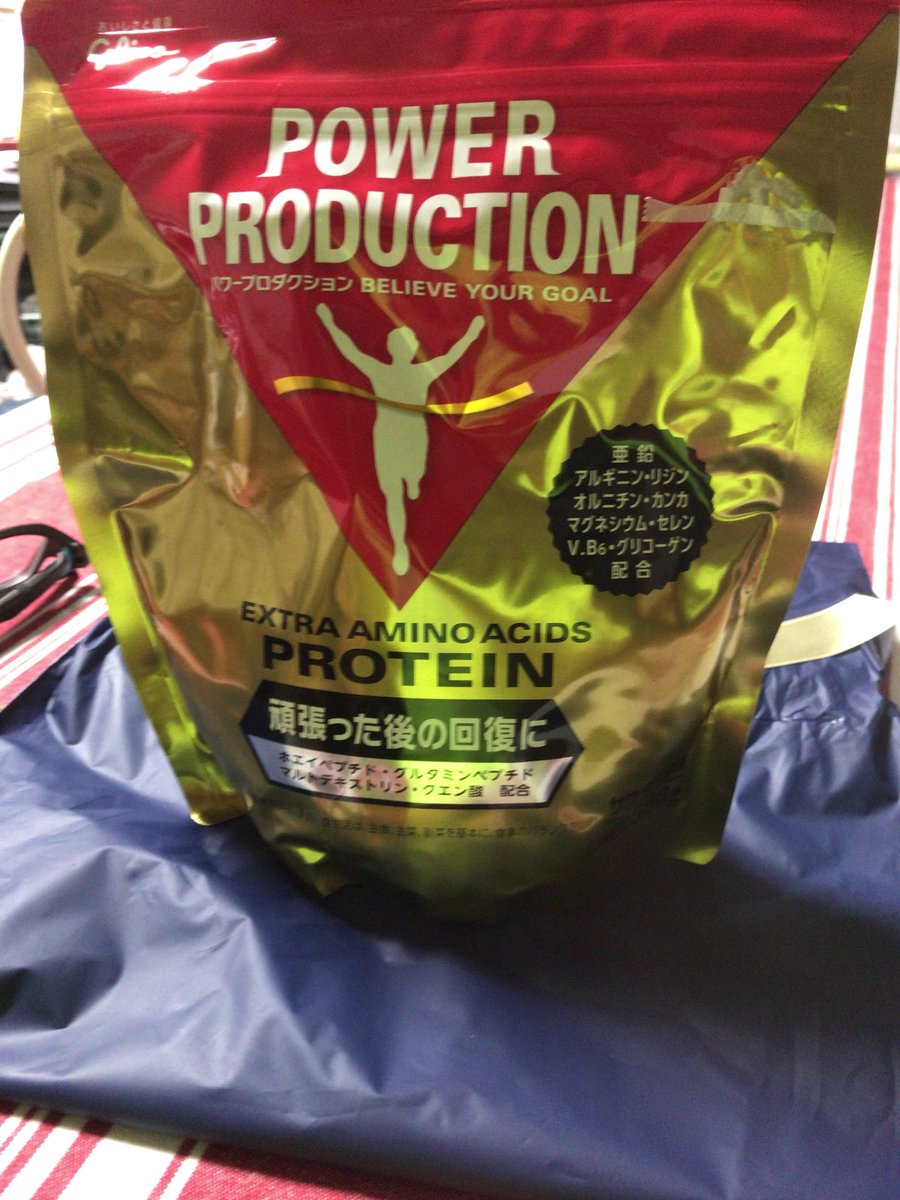 CrazyKenpapa's tweet photo. 日々疲れている姿に見かねたのか(笑笑)、長男から父の日に超回復系プロテイ〜〜ンをもらいました。
走、ありがとう♬
#父の日プレゼント #powerproductions #recovery #超回復 #感謝 https://t.co/W5c160xaoj