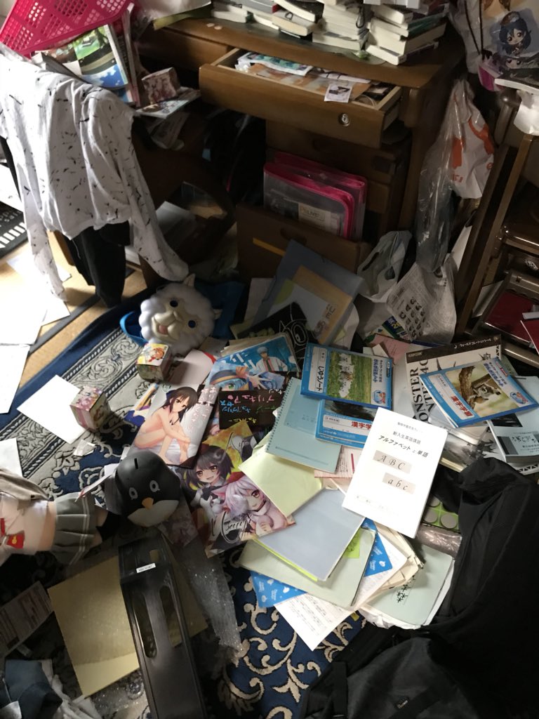 dopamn's tweet photo. おい！地震のせいで俺がエロ同人隠し持って��の母親にバレたんだが！！！ https://t.co/oBW4THmGWp