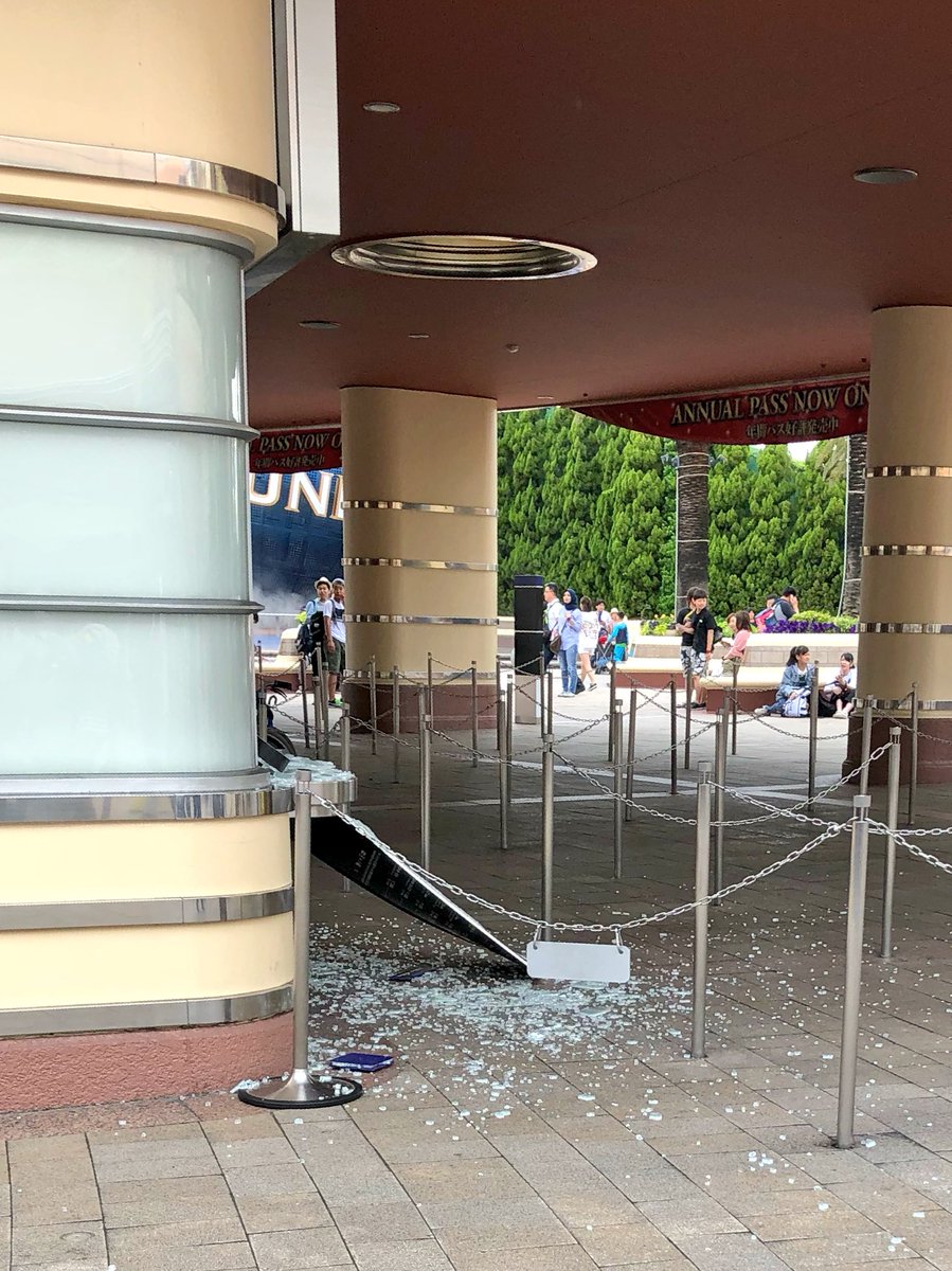 Tweet 大阪地震 大阪府北部 最大震度6弱の地震でusjのチケット売り場のガラス大破 ユニバ 6 18 Naver まとめ