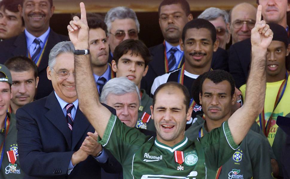 HistoriaSEP's tweet photo. Marcos recebe homenagens da Copa de 2002 no Palácio do Planalto com a Camisa da S.E.Palmeiras https://t.co/dc03tYu37X