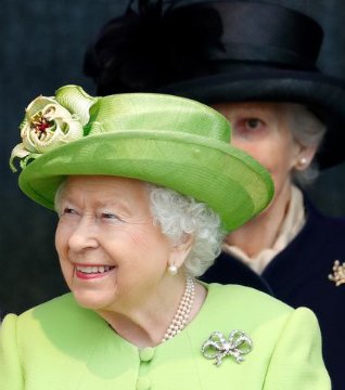robynegold's tweet photo. While Her Majesty is not attending #LiveWorx, we think she would be pleased to see her Queen's Honoree, Surgeon and @ProximieAR cofounder Nadine Hachach-Haram crossing the pond to speak on the power of #AR Monday, 12:30 in 204 B.  Congratulations, Dr. Haram! @Vuforia #MEDTECH https://t.co/aMvGcTmCuU