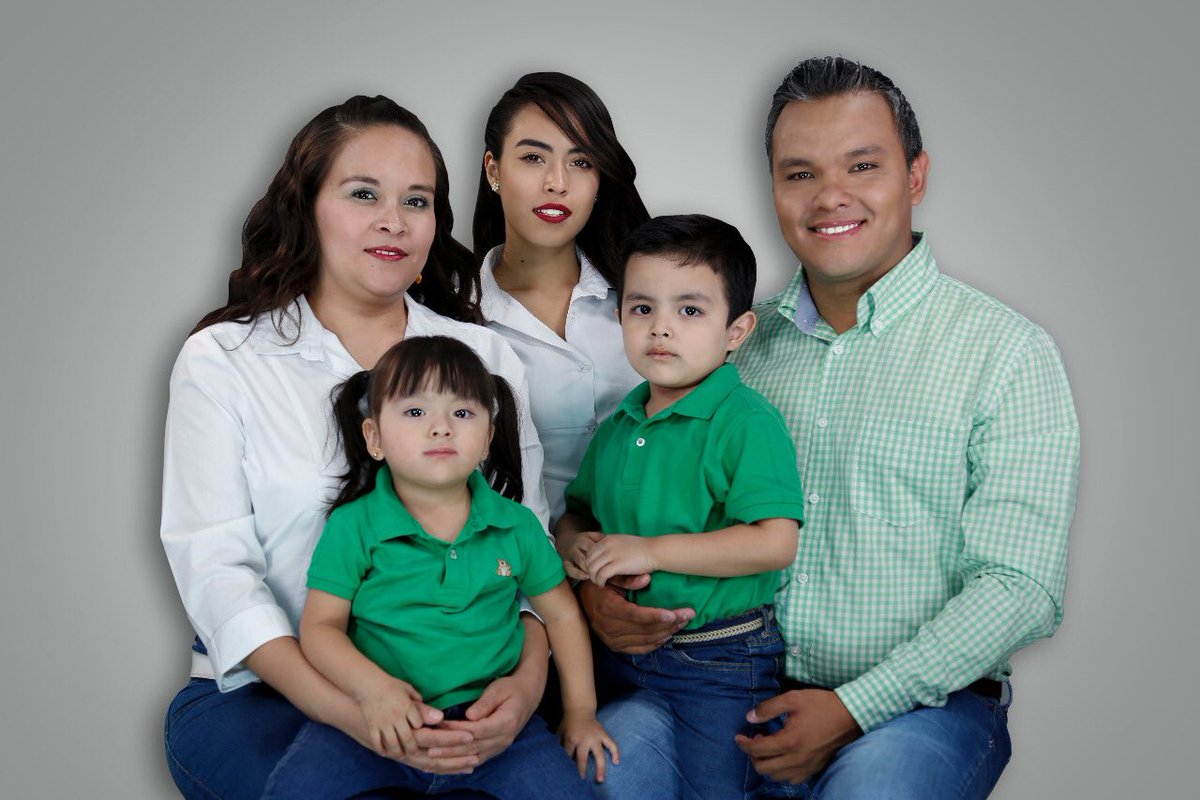 soymanuelgomez's tweet photo. Gracias Ian, Natalia  e Itzel por darme la dicha de ser su papá. Felicidades a todos los que tenemos la bendición más grande de la vida. 

¡Feliz Día del Padre! 👨🏻👔💼 https://t.co/a2vuGrdYu1