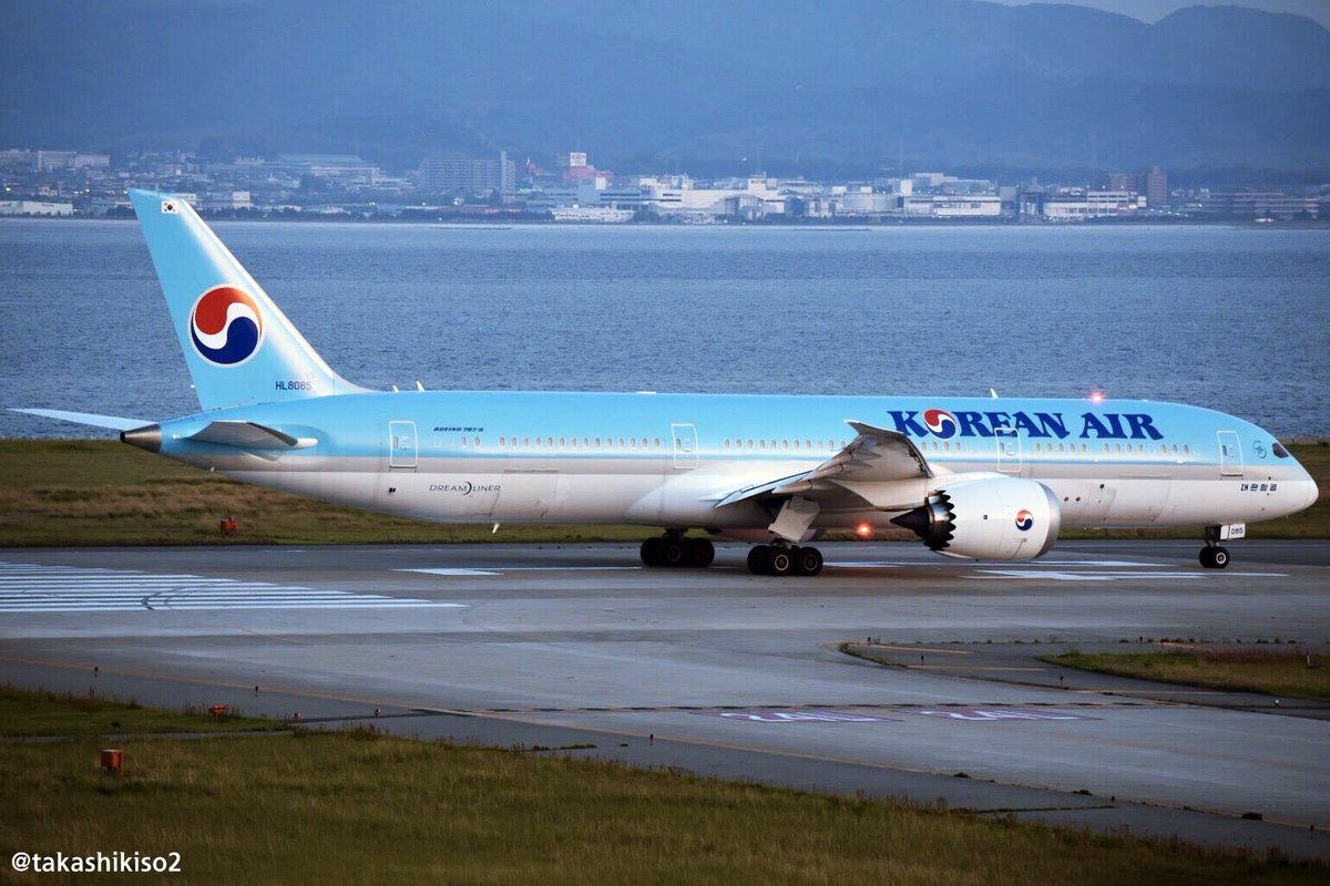 KoreanAir's tweet photo. 댄모닝~💙 오늘도 멋지게 날아오를 준비 되셨나요? 파란 빛깔 고운 #대한항공 #B787_9 비행기가 여러분을 기다리고 있습니다! 월요일 아침, 힘차게 이륙해볼까요?✈️
@takashikiso2 https://t.co/tb56vQ9ffa
