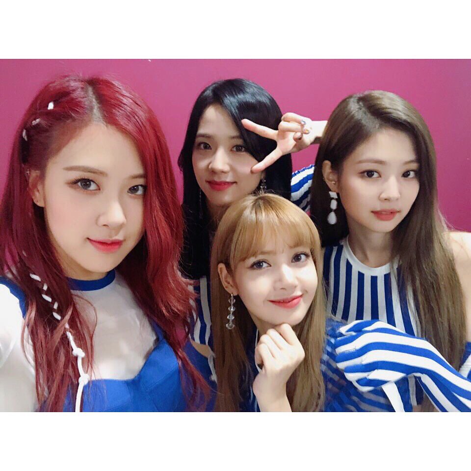 black___pink___'s tweet photo. こんなかわいいローソンの定員さんいたらバナナ🍌レジに持ってって1億100円出して、おつりは結構ですって言って立ち去る、、 https://t.co/IUWoUEtcOy