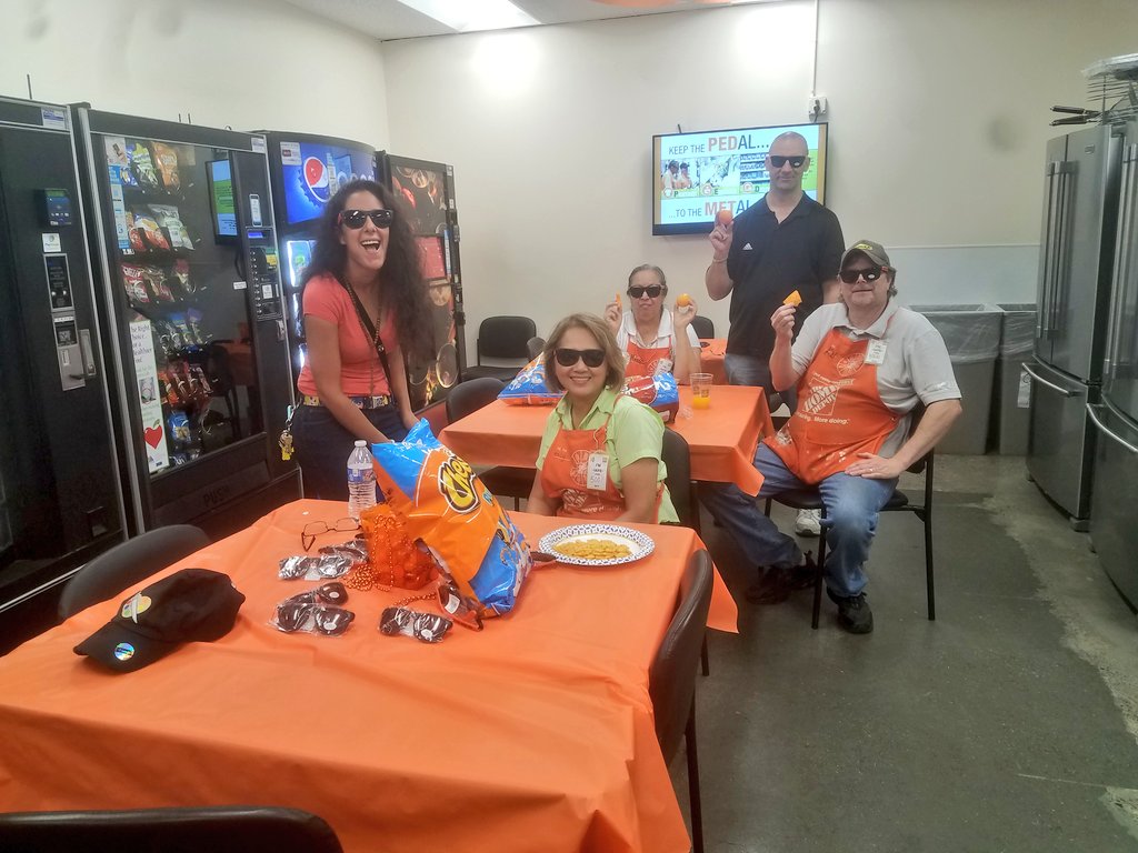 2684Worcester's tweet photo. Future so bright they have to wear shades! #orangepride. @DanielleKida1 @LongmooreW @JasonArigoni #woo https://t.co/c2osN4KD27