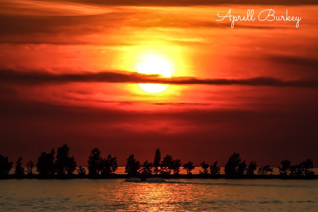 AprellBurkey's tweet photo. Sunsets from Friday and Saturday night. #sunsetharborbarandgrille #fairportharbor #fairportharborwestbreakwaterlight #lakecountyoh #lakemeteoparks https://t.co/3GfoD7btCv