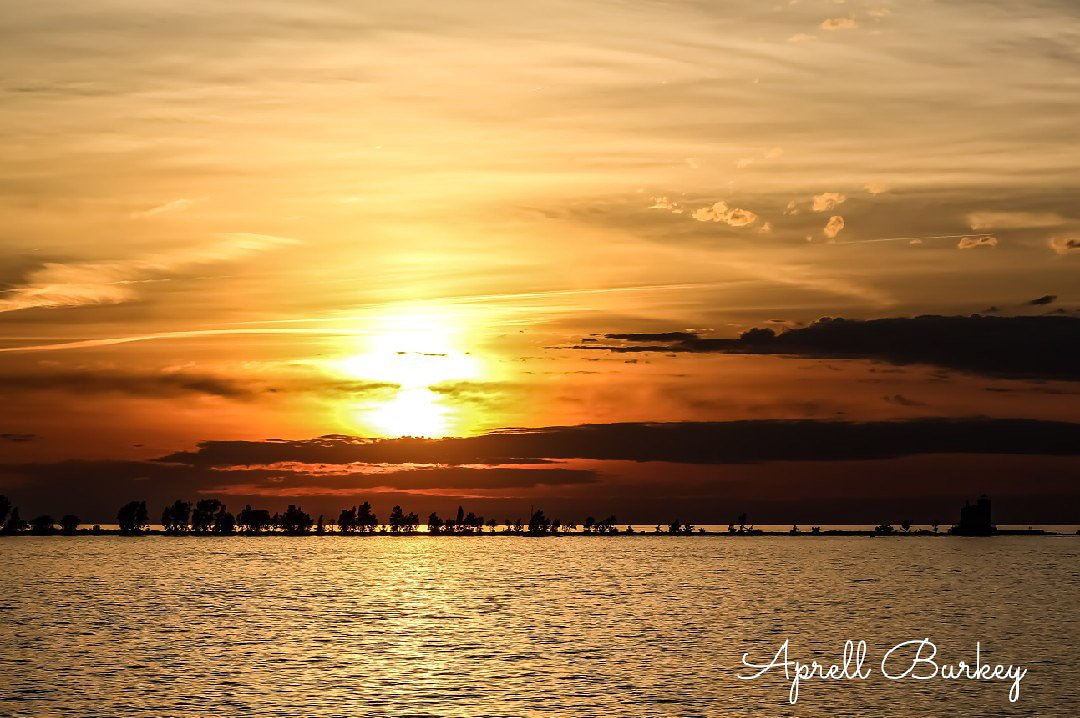 AprellBurkey's tweet photo. Sunsets from Friday and Saturday night. #sunsetharborbarandgrille #fairportharbor #fairportharborwestbreakwaterlight #lakecountyoh #lakemeteoparks https://t.co/3GfoD7btCv
