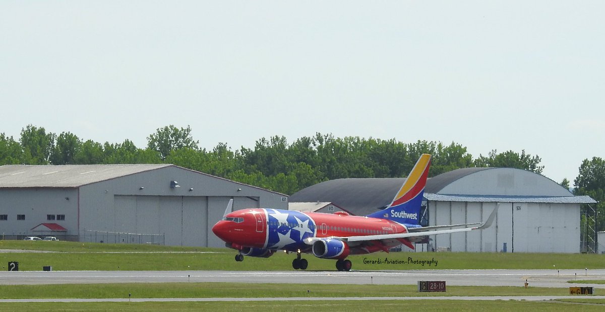 GerardiAviation's tweet photo. Today 6/17/18 saw @SouthwestAir @Boeing 737-700 in #TennesseeOne #special #livery @SyracuseAirport before departing to @BWI_Airport ,#N922WN https://t.co/jy03xJtAbj