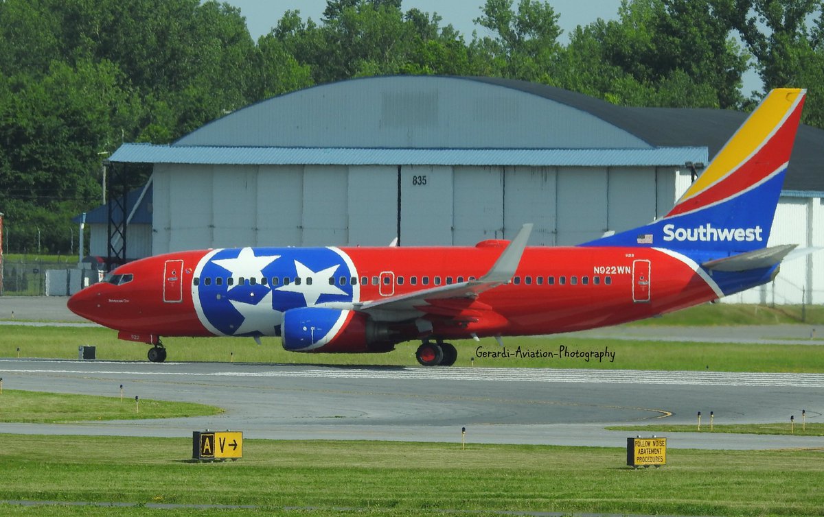 GerardiAviation's tweet photo. Today 6/17/18 saw @SouthwestAir @Boeing 737-700 in #TennesseeOne #special #livery @SyracuseAirport before departing to @BWI_Airport ,#N922WN https://t.co/jy03xJtAbj