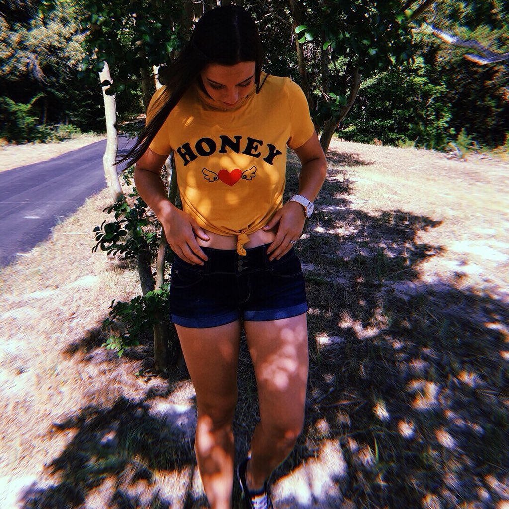 Erinmartin02's tweet photo. Happy in yellow💛🍯 https://t.co/C1au1Lrj8m
