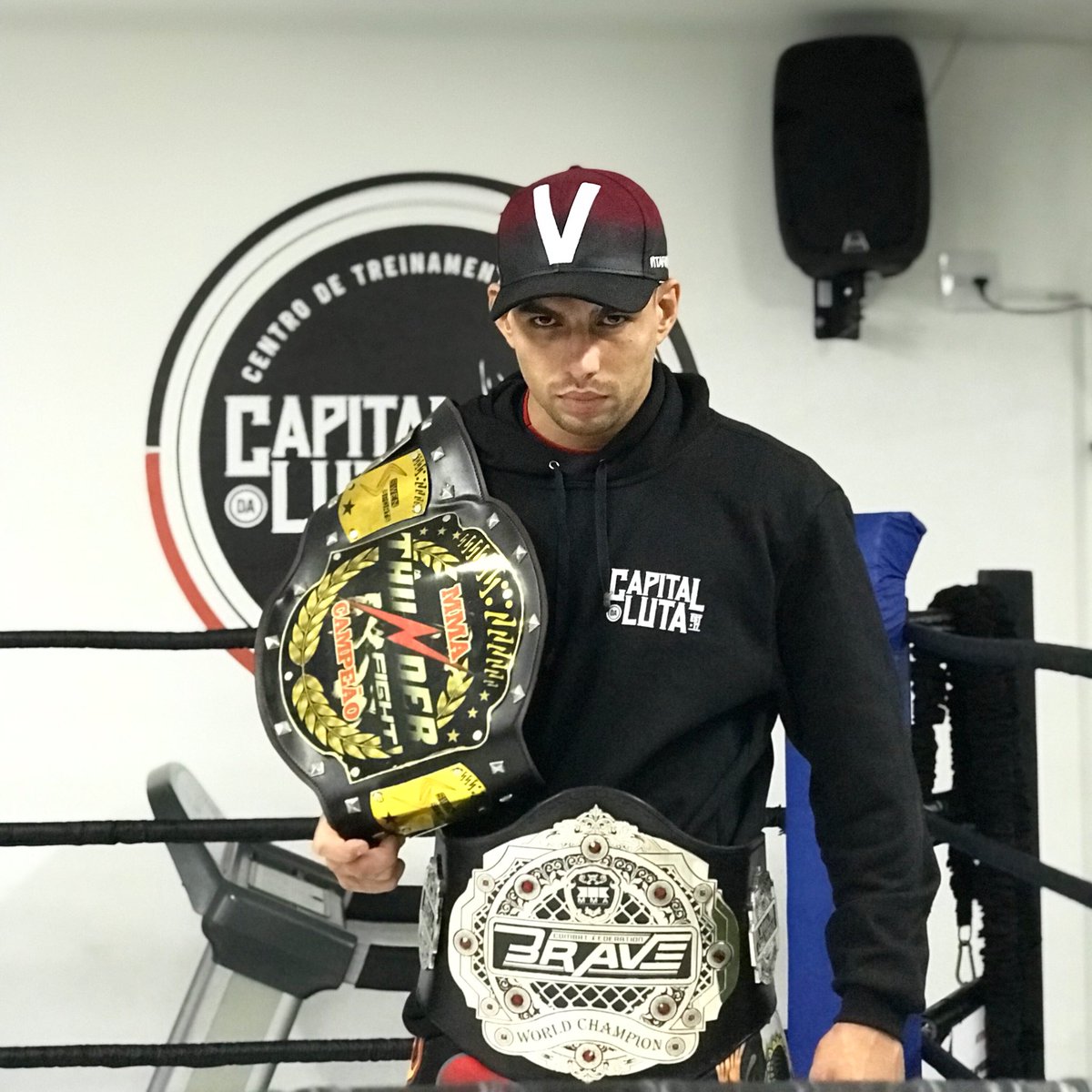 LucasMineiroMMA's tweet photo. Será um prazer lutar com você, mas não vou descer a escada para isso, suba ela que estou te esperando aqui no topo!  #capitaldaluta #lucasmineiromma #vitafornutrientes #gshock #evoke #venumteam #oficialfarma #geoservice #caoveio #santodica @capitaldaluta @caiofrpt @alewin71 https://t.co/FfmMVUOUNP