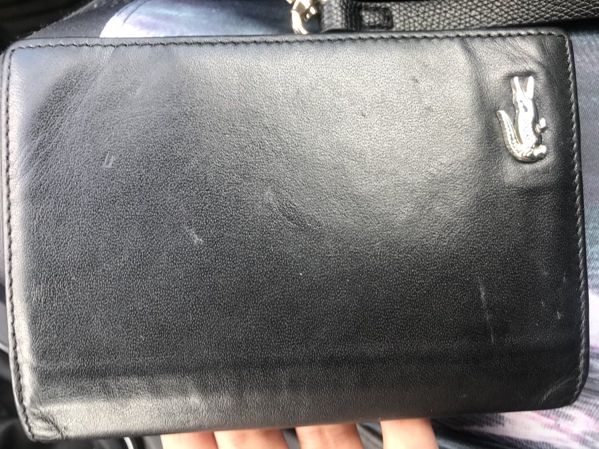 IrissOG's tweet photo. Me encontré esta cartera tirada en la calle en Bugambilias, no tiene un teléfono ni una dirección, si alguien lo conoce dígale que su pasaporte está sano y salvo @AlertaCiudadan @PoliciaZapopan https://t.co/1A6lLE0lcz