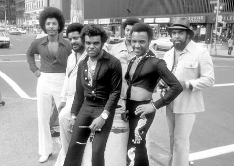 With Ron as the only consistent through the various iterations of the group, it& #39;s easy for some younger folks to not have a FULL picture of who the Isleys are and what they& #39;ve done. All family members over the years: Rudolph, Kelly, Marvin, Ronald, Ernie and Chris Jasper (BIL)