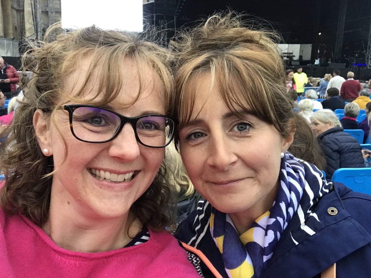 gingeybev's tweet photo. @GaryBarlow what an incredible night!! #BlenheimPalace #thankyou ❤️❤️❤️ https://t.co/6ibKagZffp