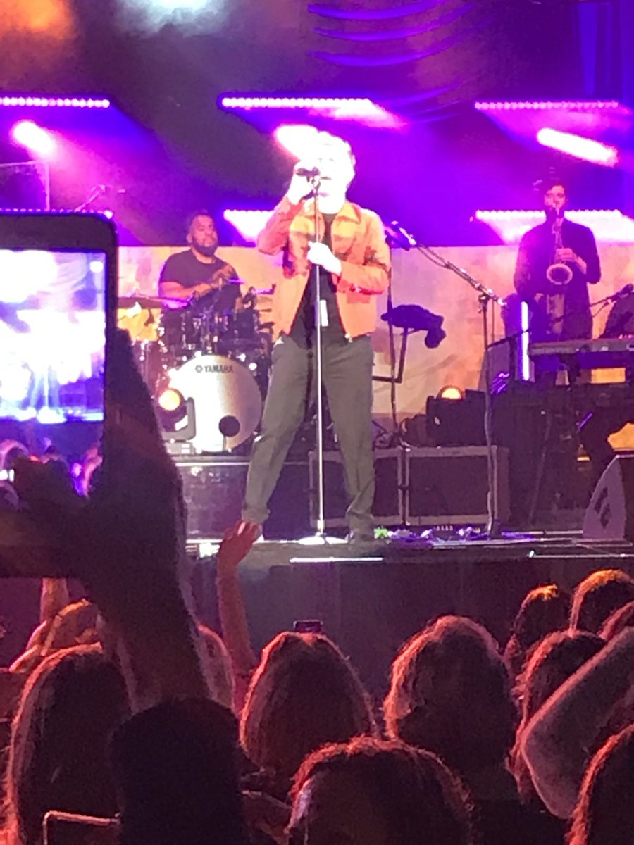 gingeybev's tweet photo. @GaryBarlow what an incredible night!! #BlenheimPalace #thankyou ❤️❤️❤️ https://t.co/6ibKagZffp