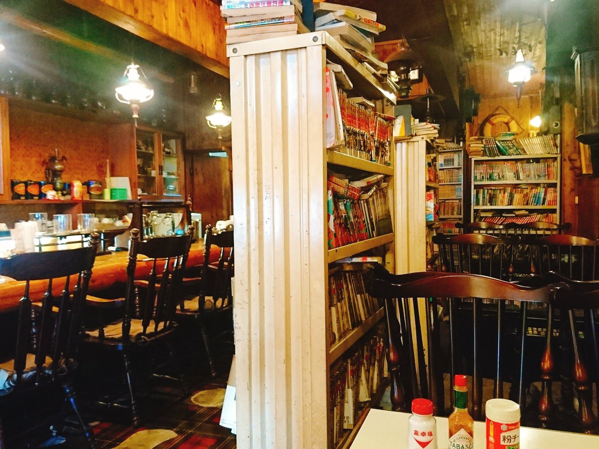 Uzivatel 喫茶訪問日記 Momo Na Twitteru 長崎喫茶訪問 大村市 喫茶タロー カウンターと並行して置かれたテーブルは棚で仕切られている 無造作に積まれた漫画本達 なぜだか落ち着く不思議空間 床は赤いタータンチェック 気に入った 純喫茶コレクション