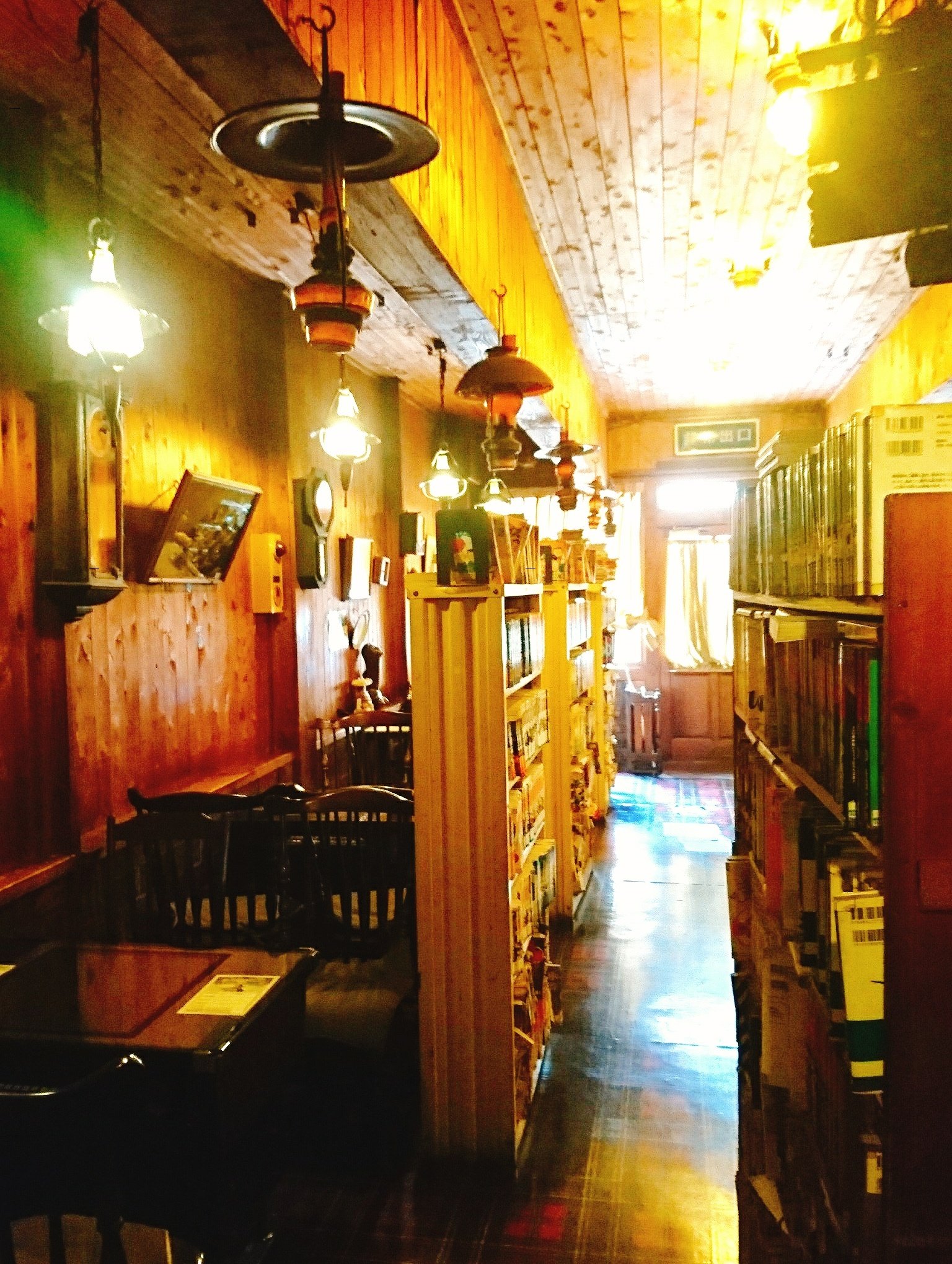 喫茶訪問日記 Momo 長崎喫茶訪問 大村市 喫茶タロー カウンターと並行して置かれたテーブルは棚で仕切られている 無造作に積まれた漫画本達 なぜだか落ち着く不思議空間 床は赤いタータンチェック 気に入った 純喫茶コレクション T Co
