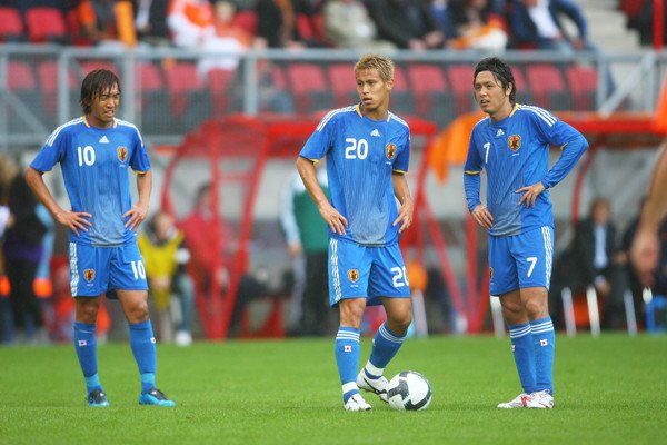 集英社スポルティーバ Pa Twitter 昨日の人気記事ランキング 第１位 中田英寿と本田圭佑 ２人は中村俊輔にとって どんな存在だったのか T Co Utznhurwbb 中村俊輔 中田英寿 南アフリカ ｗ杯 岡田武史 日本サッカー事件簿 本田圭佑 サッカー日本