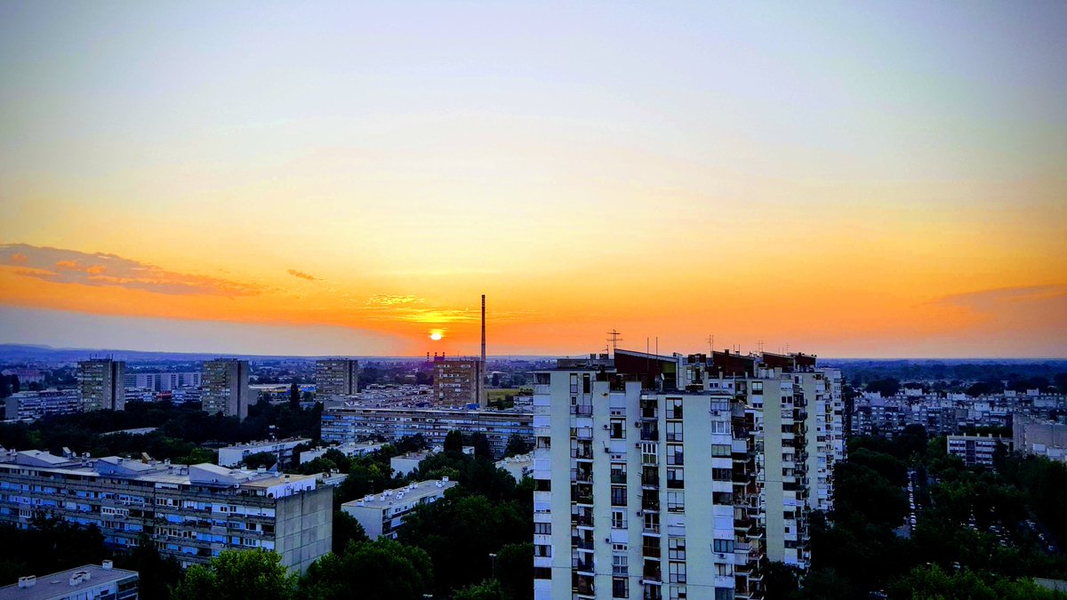 spikerbm70's tweet photo. Kad se @sanbartolovic vrati u grad ovakva jutra sviću. 😊😉😁😘
#zagreb #morning #goldencoloursofmorning #beautifulmorningcolours #croatia #VisitZagreb #visitcroatia https://t.co/W4FB68ONRP