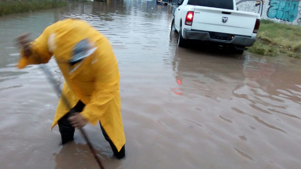 PC_Soledad's tweet photo. #PCSGS Se informa que la tormenta eléctrica con granizo que se registró la tarde de este domingo en zona metropolitana, ocasionó anegamientos en algunas colonias del municipio de Soledad https://t.co/17zonrXQn1 https://t.co/UbpdjjEilU