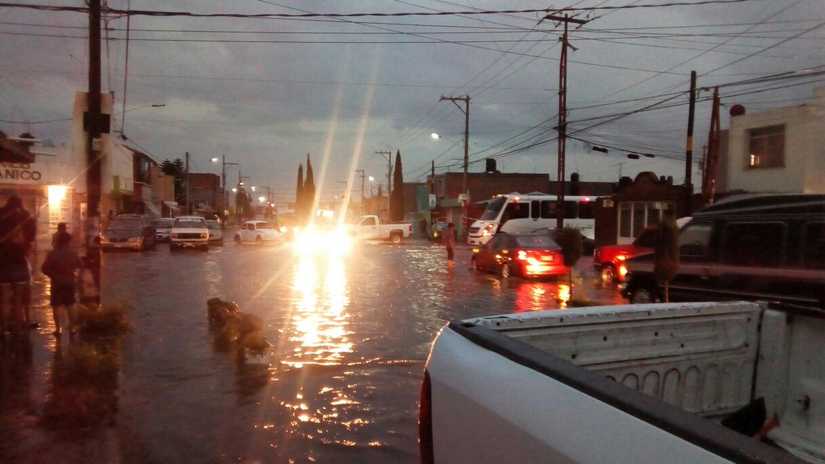PC_Soledad's tweet photo. #PCSGS Se informa que la tormenta eléctrica con granizo que se registró la tarde de este domingo en zona metropolitana, ocasionó anegamientos en algunas colonias del municipio de Soledad https://t.co/17zonrXQn1 https://t.co/UbpdjjEilU