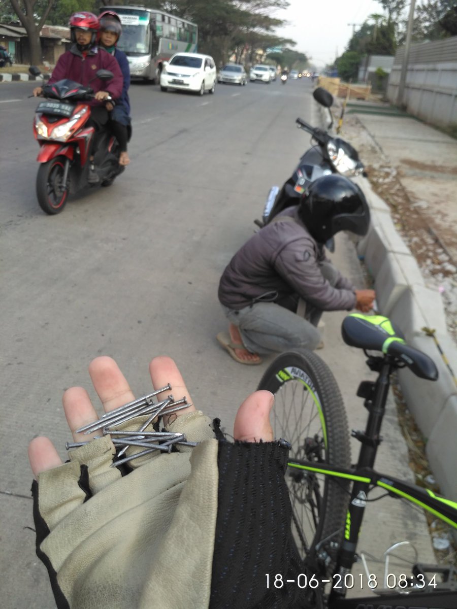 Hati" dari bandung ke garut banyak paku, tadi pas gowes bantu bapak" mungut tebar paku sengaja atw tdk, saya tdk tau jl.rancaekek-garut sebelum borma rancaekek <a href="/PRFMnews/">Radio PRFM</a>