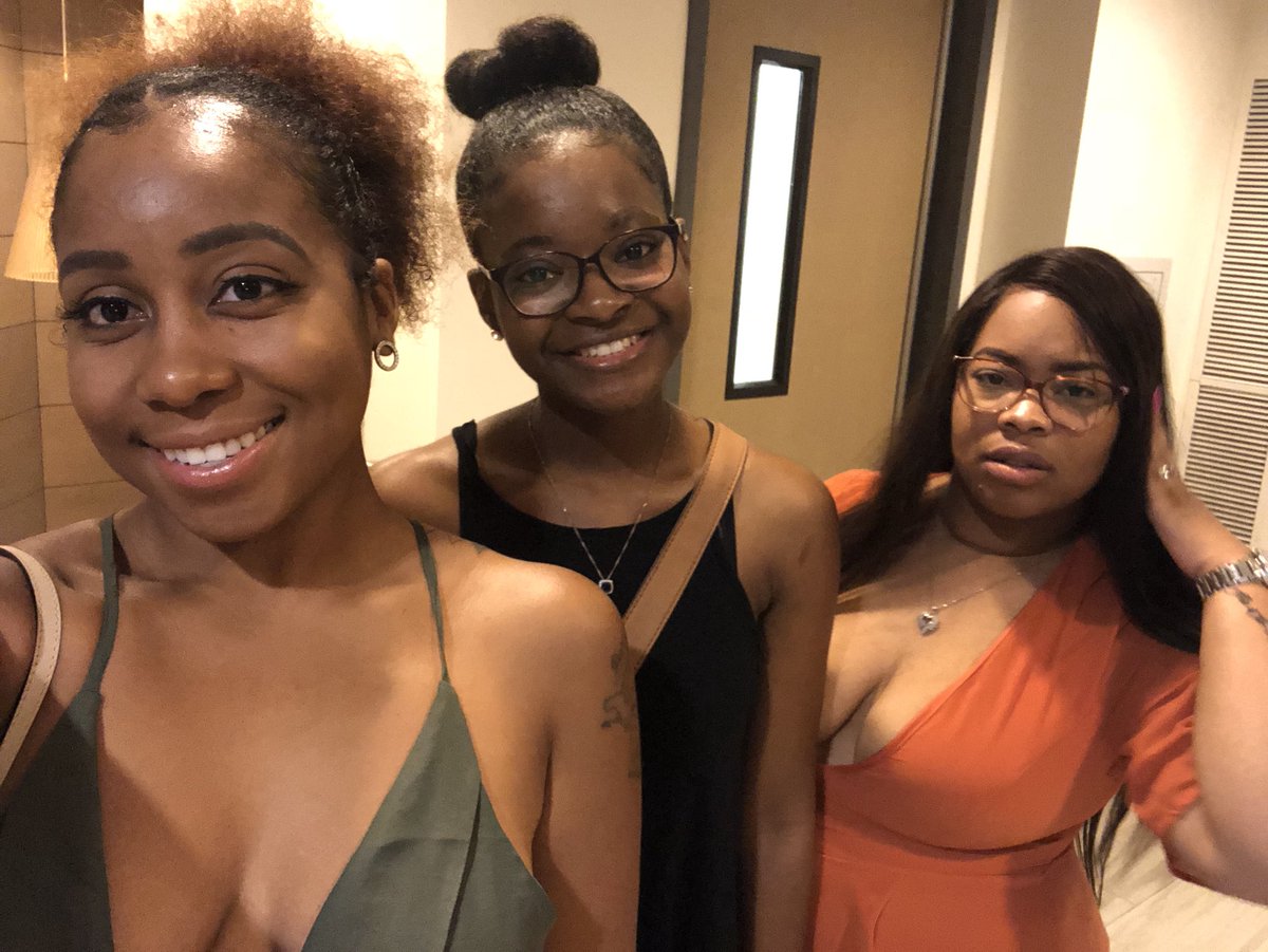 Kdennem's tweet image. Before you ask , yes she’s that F R I E N D 😂😂😂#fixyoface