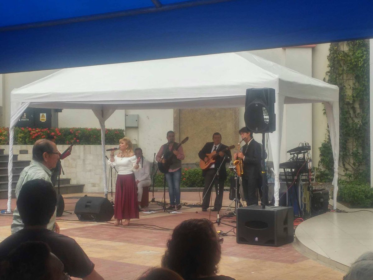 cmroles's tweet photo. En la presentación de los Hermanos Gálvez junto a Juanita Córdova por homenaje al Día del Padre #MPC_P2_2018_1 @LUCHOGALVEZ1 https://t.co/l8QpW6v7Vf
