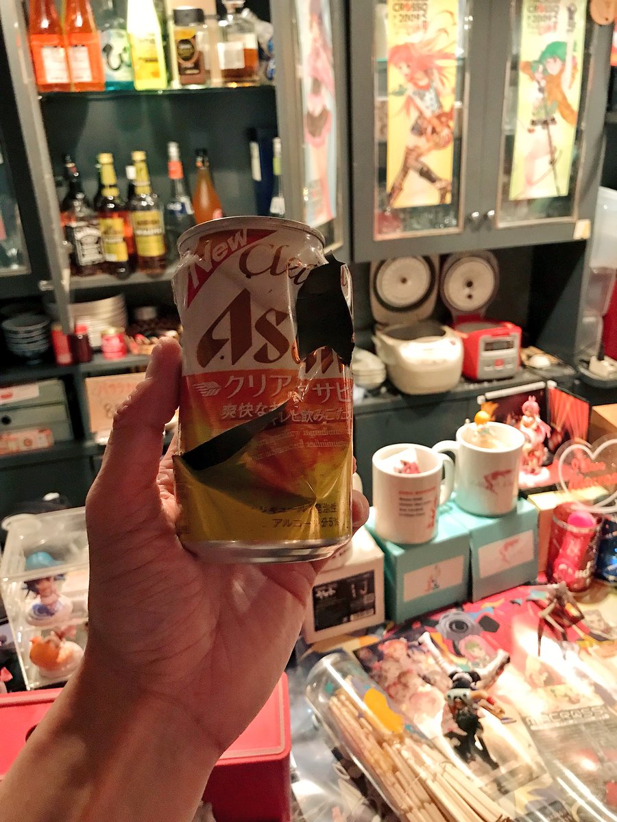 Fire_bomBAR's tweet image. 入り口が開かないくらい散乱。
なんとか開けたけど、グラスやお酒が割れて臭い終わってた😭

グッズはある程度大丈夫だったけど、色々壊れてるんで明日片付けます！

とりあえずガスの元栓閉めて、扉にテープ貼って、電気抜いて、棚にあるものを下ろしました。

みなさまどうか安全でありますように。