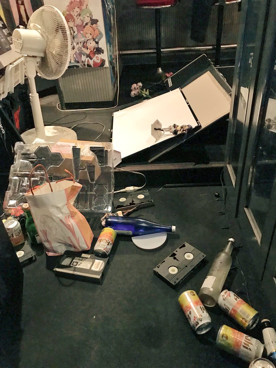 Fire_bomBAR's tweet image. 入り口が開かないくらい散乱。
なんとか開けたけど、グラスやお酒が割れて臭い終わってた😭

グッズはある程度大丈夫だったけど、色々壊れてるんで明日片付けます！

とりあえずガスの元栓閉めて、扉にテープ貼って、電気抜いて、棚にあるものを下ろしました。

みなさまどうか安全でありますように。