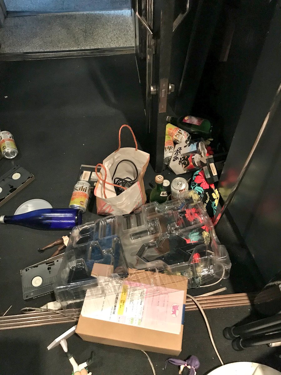 Fire_bomBAR's tweet image. 入り口が開かないくらい散乱。
なんとか開けたけど、グラスやお酒が割れて臭い終わってた😭

グッズはある程度大丈夫だったけど、色々壊れてるんで明日片付けます！

とりあえずガスの元栓閉めて、扉にテープ貼って、電気抜いて、棚にあるものを下ろしました。

みなさまどうか安全でありますように。