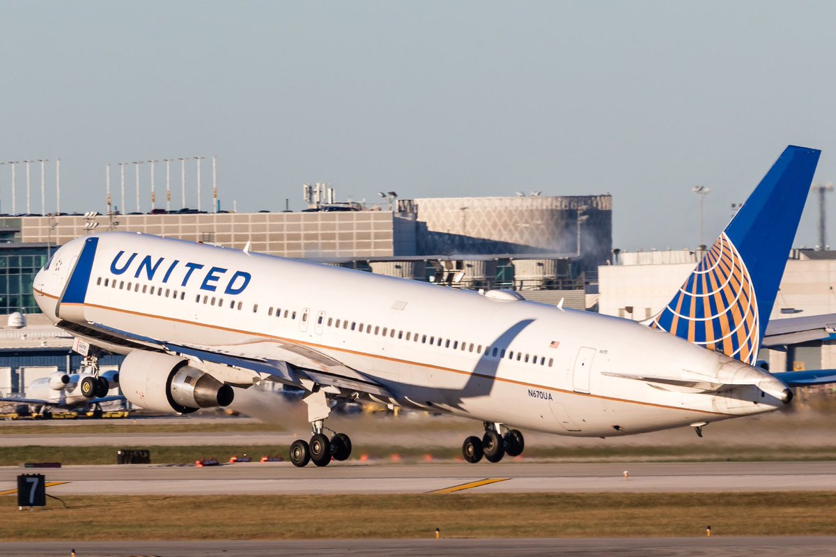 UnitedFlyerHD's tweet image. United B767-300ER (N670UA) lifts off Houston IAH 33R for Lima
#AvGeek #boeing #boeing767 #UnitedAirlines