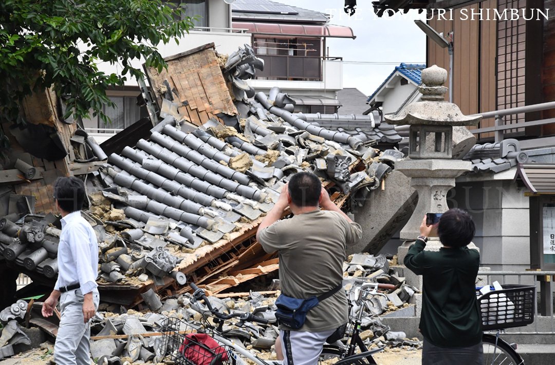 読売新聞写真部 on Twitter "大阪府北部を震源とする 地震 関連の被害状況です。 強い揺れで崩壊した