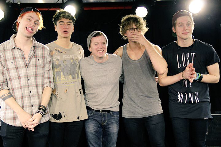 JoJoWright's tweet photo. The first time I met @5SOS, now several albums later #YOUNGBLOOD #5SOS better than ever! NYC hope you’re enjoying @iHeartCountdown on @Z100NewYork RIGHT NOW!!! (I’m in the middle) https://t.co/FN787UzGWI