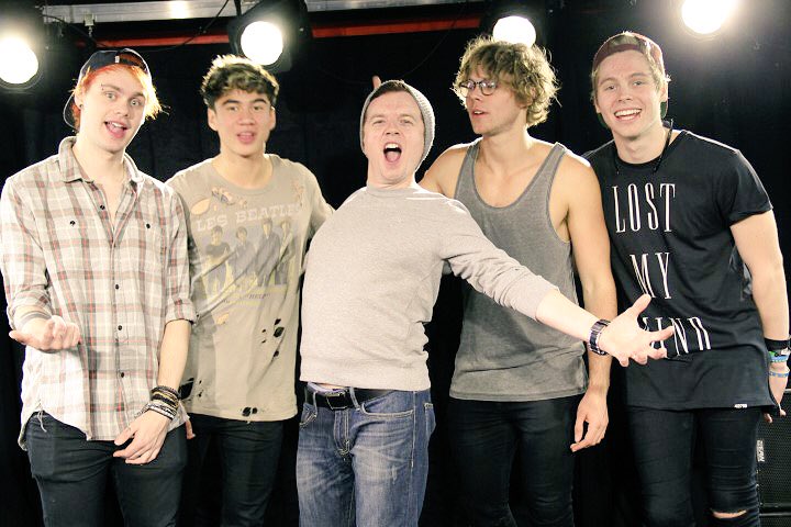 JoJoWright's tweet photo. The first time I met @5SOS, now several albums later #YOUNGBLOOD #5SOS better than ever! NYC hope you’re enjoying @iHeartCountdown on @Z100NewYork RIGHT NOW!!! (I’m in the middle) https://t.co/FN787UzGWI