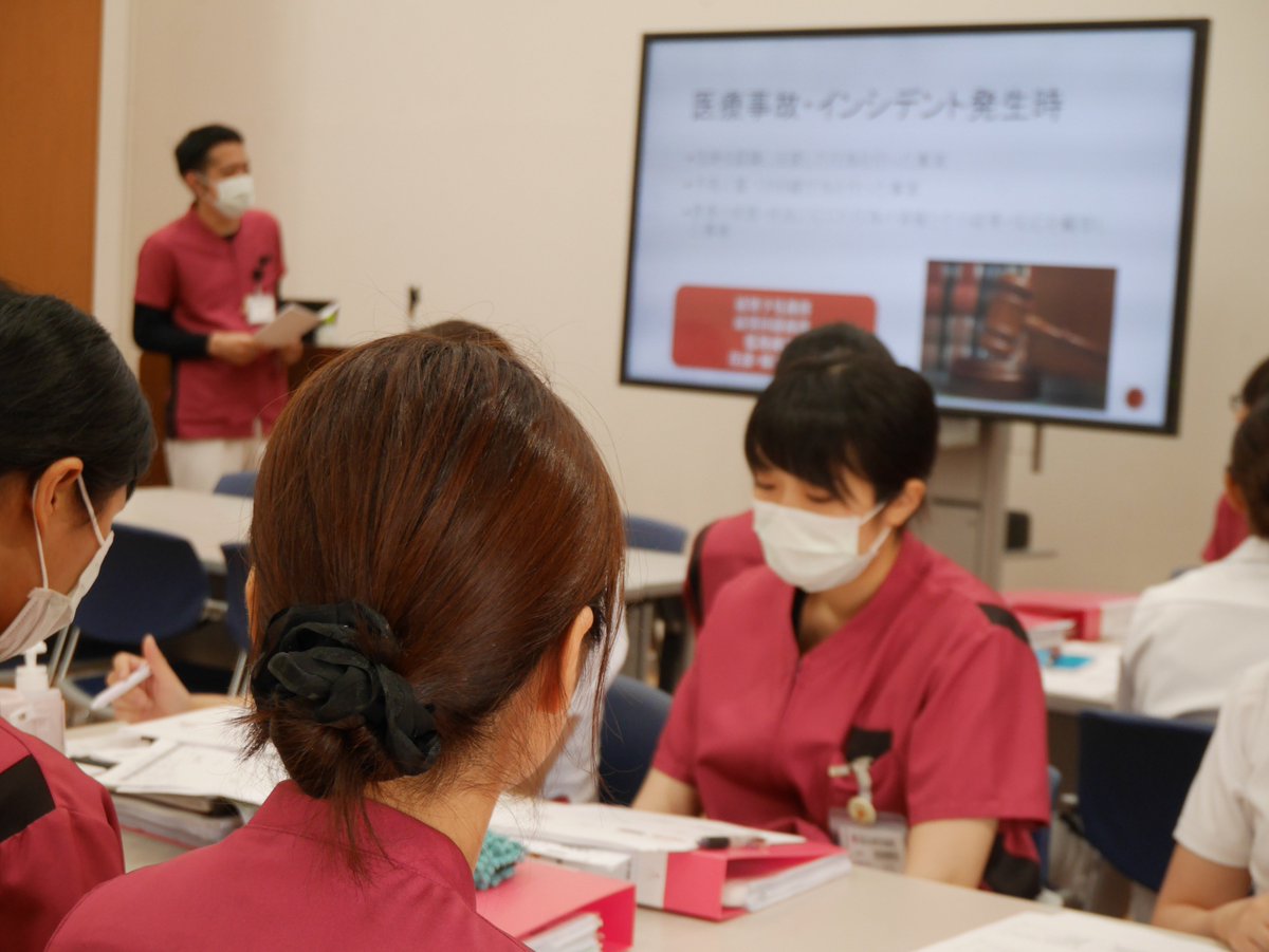 【看護部新人研修の様子】
新人看護師にとって、最初のハードルとなる看護記録。6/14は「質の高い看護記録」をテーマにグループワークを行いました。
KJ法やワールド方式等の手法も取り入れ、看護記録に必要な情報を整理する思考力を培いました。
#看護師 #看護研修 #総合東京病院 #ナース #新人ナース