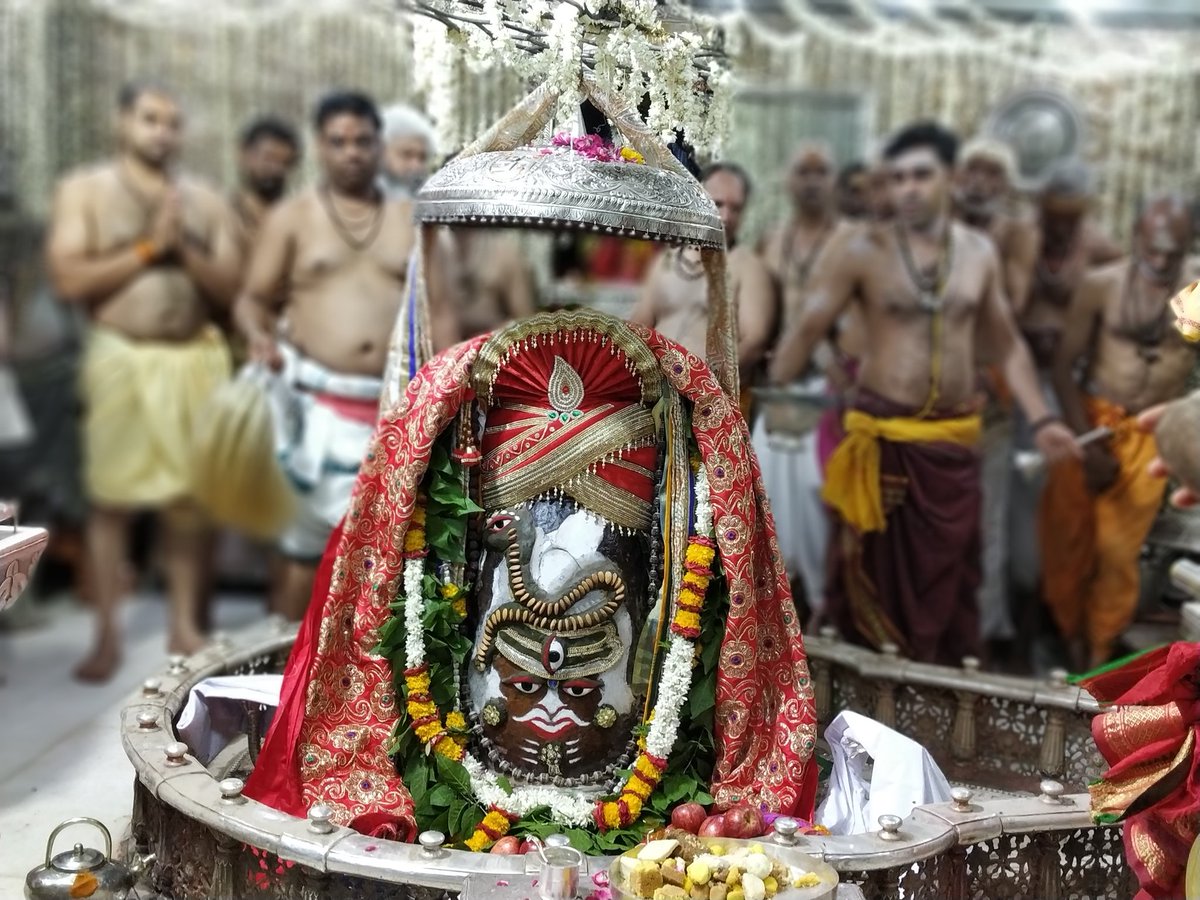 RajendraPal_BJP's tweet photo. 🙏🌹जय श्री महाकाल 🌹🙏
श्री महाकालेश्वर ज्योतिर्लिंग का आज का भस्मआरती श्रृंगार दर्शन
🔱18 जून 2018 ( सोमवार )🔱
#DevSeMahadev @AkashVOnline https://t.co/cetKZvUFPm